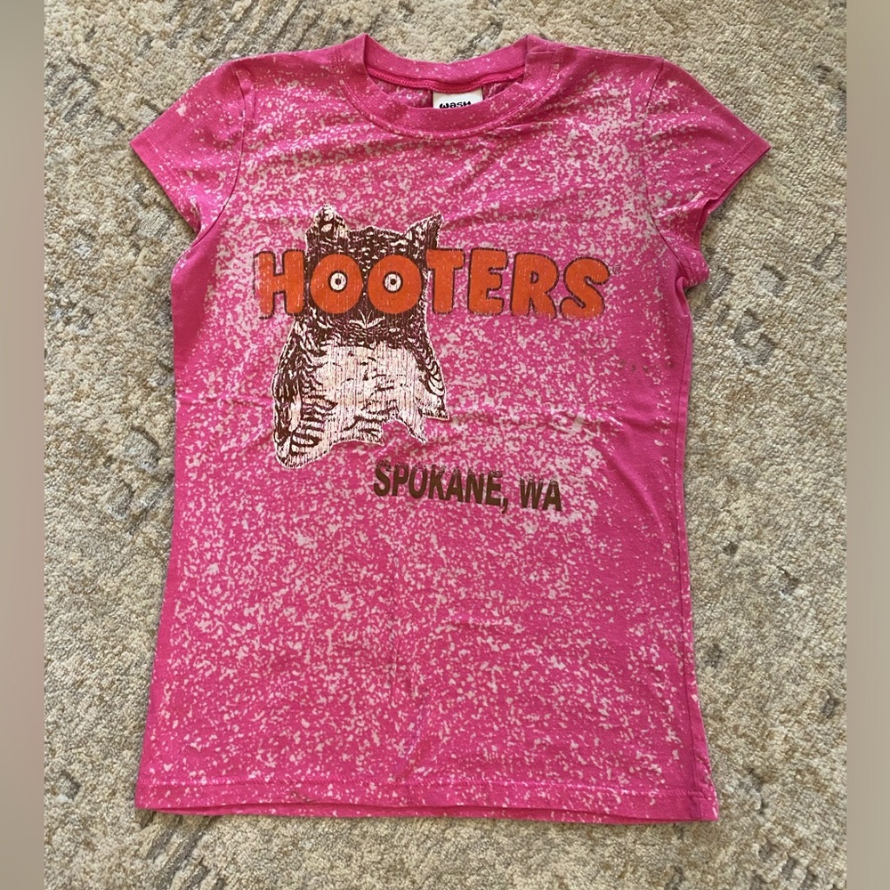 Hooters burnout tee size small pink white
